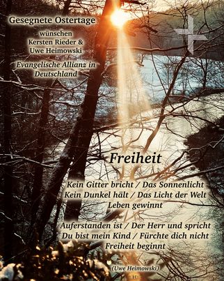 Ein Bild mit einem Wald und einem Fluss, durch den Sonnenstrahlen scheinen. Im Vordergrund steht der Text "Freiheit" sowie ein Gedicht über Licht und Freiheit. Oben steht "Gesegnete Ostertage" und die Namen der Autoren. Ein Kreuz ist im Hintergrund sichtbar. (Text KI generiert)