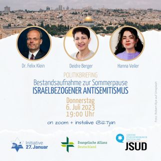 Das Bild zeigt drei Personen, die an einem Politikbriefing teilnehmen. Es sind Dr. Felix Klein, Deidre Berger und Hanna Veiler abgebildet. Im Hintergrund ist eine Stadtlandschaft zu sehen. Der Text informiert über eine Veranstaltung zum Thema israelbezogener Antisemitismus am 6. Juli 2023. (Text KI generiert)