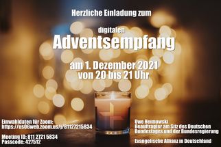 Einladung zu einem digitalen Adventsempfang am 1. Dezember 2021 von 20 bis 21 Uhr. Im Hintergrund ist eine brennende Kerze zu sehen. Informationen zu Zoom-Teilnahme und Referent Uwe Heimowski sind aufgeführt. (Text KI generiert)