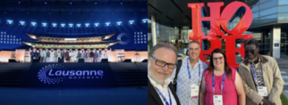 Eine Bühne mit dem Logo der Lausanne-Bewegung, auf der mehrere Personen stehen. Daneben eine Gruppe von vier Personen, die vor einem großen roten Schriftzug mit dem Wort "HOPE" posieren. (Text KI generiert)