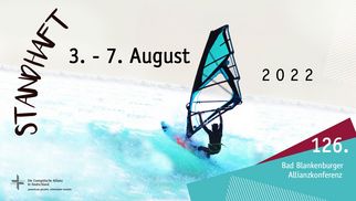 Ein Windsurfer fährt über das Wasser, umgeben von Wellen. Oben steht der Text "STANDHAFT" und darunter das Datum "3. - 7. August 2022". In der Ecke ist die Angabe "126. Bad Blankenburger Allianzkonferenz". (Text KI generiert)