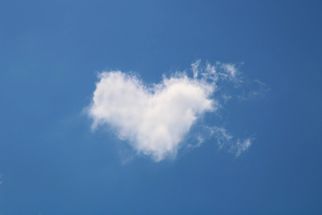 Ein Herz aus Wolken vor einem blauen Himmel. Die Wolke hat eine klare Herzform und hebt sich deutlich vom Hintergrund ab. (Text KI generiert)