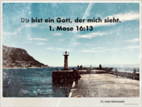 Ein Hafen mit einem Leuchtturm im Hintergrund, Fischer stehen am Ufer. Der Himmel ist blau mit einigen Wolken. In der oberen Bildhälfte steht der Text: "Du bist ein Gott, der mich sieht. 1. Mose 16:13". (Text KI generiert)