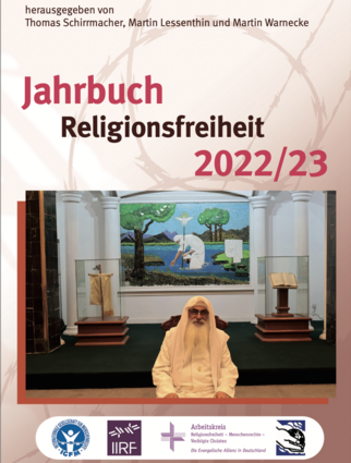 Ein Buchcover mit dem Titel "Jahrbuch Religionsfreiheit 2022/23". Im Vordergrund steht eine Person in traditioneller Kleidung. Im Hintergrund ist eine Wand mit einem bunten Wandbild zu sehen, das Bäume und eine Landschaft darstellt. (Text KI generiert)