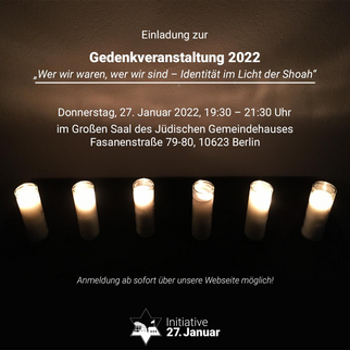 Einladung zur Gedenkveranstaltung 2022 mit Informationen zu Datum, Uhrzeit und Ort. Im Hintergrund sind brennende Kerzen zu sehen, die eine besinnliche Atmosphäre schaffen. (Text KI generiert)
