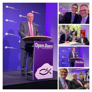 Eine Collage von Bildern bei einer Veranstaltung von Open Doors. Ein Redner steht am Podium und spricht, während andere Teilnehmer in Gruppen zusammen sitzen und lächeln. Die Atmosphäre ist freundlich und professionell, mit einem Fokus auf den Austausch von Ideen. (Text KI generiert)