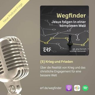 Ein Mikrofon steht im Vordergrund, daneben ein quadratisches Podcast-Cover mit dem Titel "Wegfinder". Der Titel und die Episode (5) "Krieg und Frieden" sind sichtbar. Der Hintergrund ist hell und modern gestaltet, mit Symbolen, die eine komplexe Welt darstellen. (Text KI generiert)