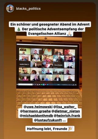 Ein Laptop-Bildschirm zeigt eine virtuelle Konferenz mit mehreren Teilnehmern in kleinen Fenstern. Der Hintergrund ist unscharf, und es gibt Text über dem Bild, der auf einen politischen Adventsempfang der Evangelischen Allianz hinweist. (Text KI generiert)