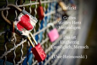 Ein Zaun mit mehreren bunten Vorhängeschlössern. Daneben steht ein Text, der die Begriffe "Infarkt", "Gottes Weites Herz Verteidigen" und "Das ist Engherzig Unmöglich, Mensch" enthält, gefolgt von einem Namen. (Text KI generiert)